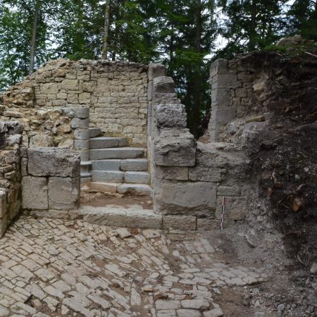 porte en cours de fouille château de chaux des crotenay